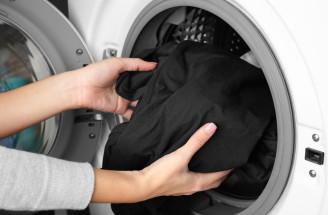 Ako prať čierne oblečenie, aby nestratilo farbu? O tieto tipy sa budeš chcieť podeliť